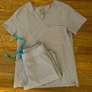 Figs XS Livingston pants Catarina scrub top Boulder